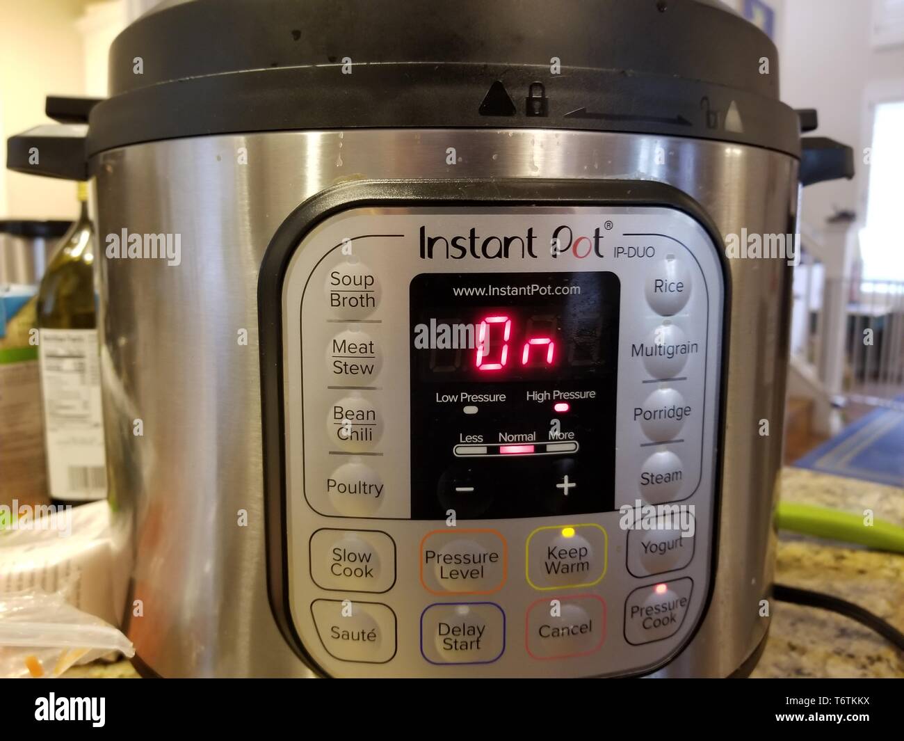 Close-up del pannello anteriore del popolare Instant Pot apparecchio di cottura; Instant Pot capogruppo fuse con Corelle nei primi mesi del 2019, 5 marzo 2019. Foto Stock