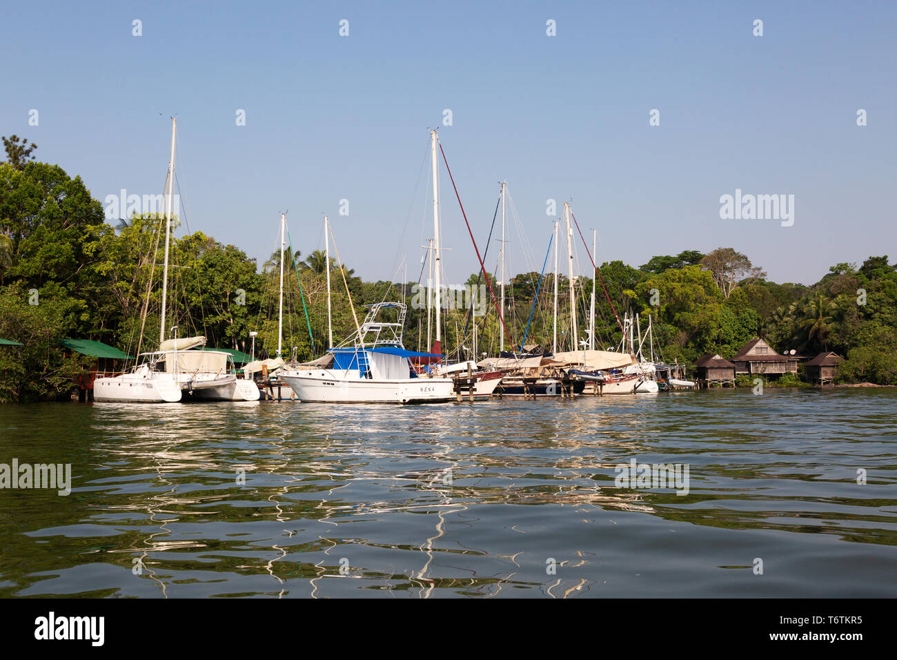 Rio Dulce ( fiume Dulce ) vista con barche, a nord-est del Guatemala, America Centrale Foto Stock