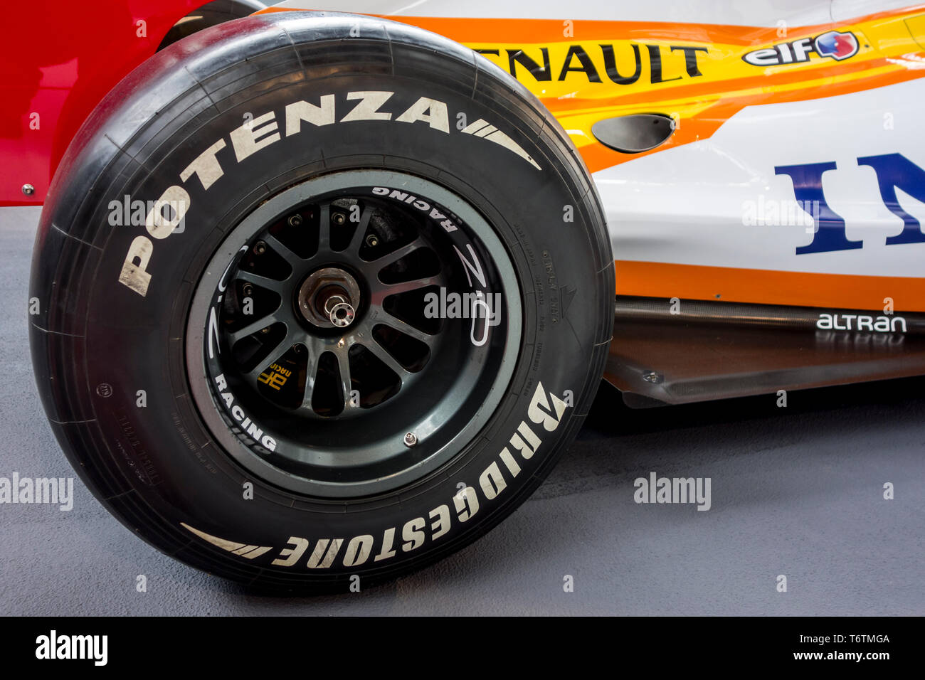 Close-up di Bridgestone Potenza F1 Racing posteriore pneumatico slick / pneumatico su Renault R28 racing auto sportiva / sport auto da corsa / race car Foto Stock