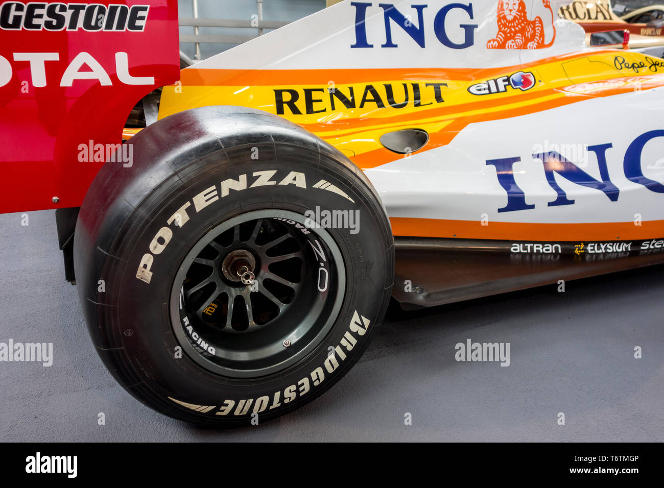 Close-up di Bridgestone Potenza F1 Racing posteriore pneumatico slick / pneumatico su Renault R28 racing auto sportiva / sport auto da corsa / race car Foto Stock