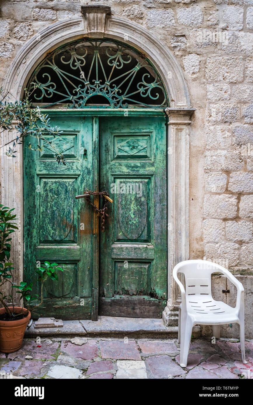 Porta Vecchia e sedia in plastica Foto Stock