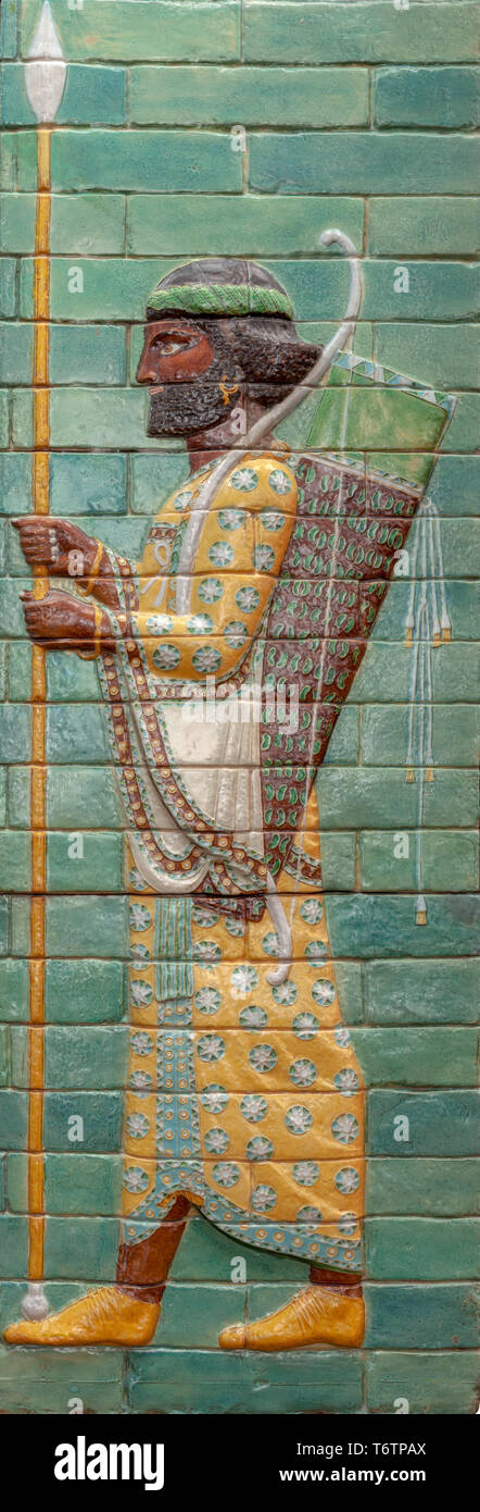 Vetrata tegole in laterizio sollievo di Persiano "Immortali" guerrieri dell impero achemenide dal palazzo di Dario I a Susa, Iran Foto Stock