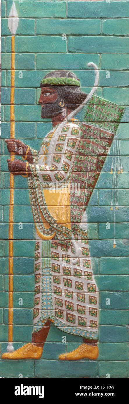 Vetrata tegole in laterizio sollievo di Persiano "Immortali" guerrieri dell impero achemenide dal palazzo di Dario I a Susa, Iran Foto Stock