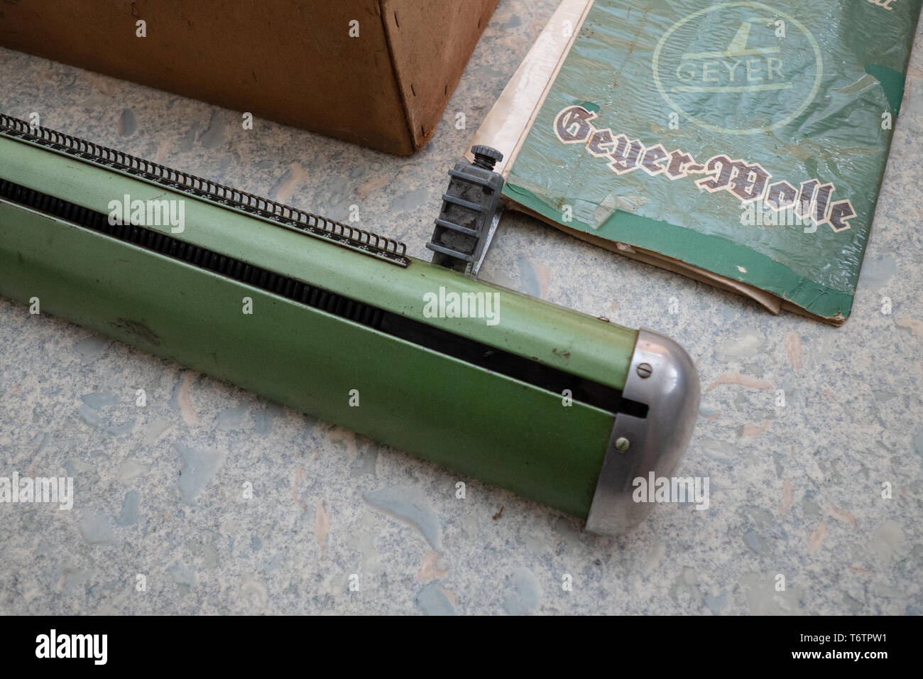 Una vecchia macchina da maglieria dalla Geyer Wolle con manuale di istruzioni a partire dagli anni Sessanta o Settanta Foto Stock