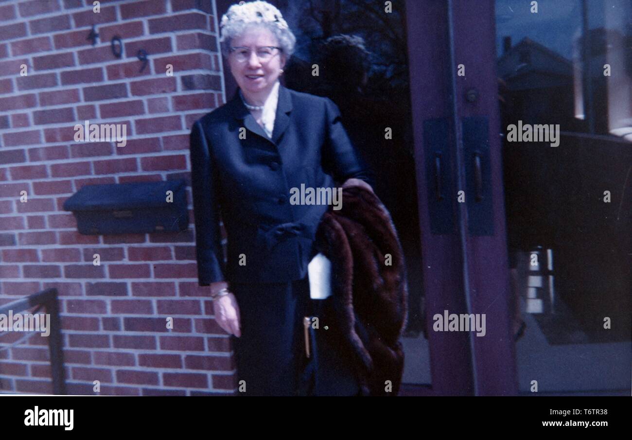 Bess Truman, la prima signora Presidente Harry S Truman, fuori la sua Chiesa la Domenica di Pasqua, 18 aprile 1965. Immagine cortesia archivi nazionali. () Foto Stock