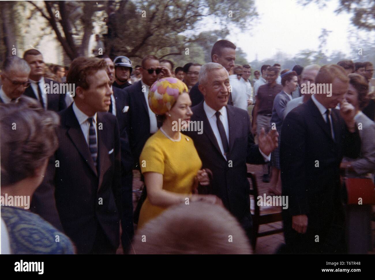 Una folla circonda Caltech Presidente Lee Alvin DuBridge come egli accompagna la principessa Margaret e suo marito, Lord Snowdon, durante la loro visita al California Institute of Technology Campus, Pasadena, California, 9 novembre 1965. Immagine cortesia archivi nazionali. () Foto Stock