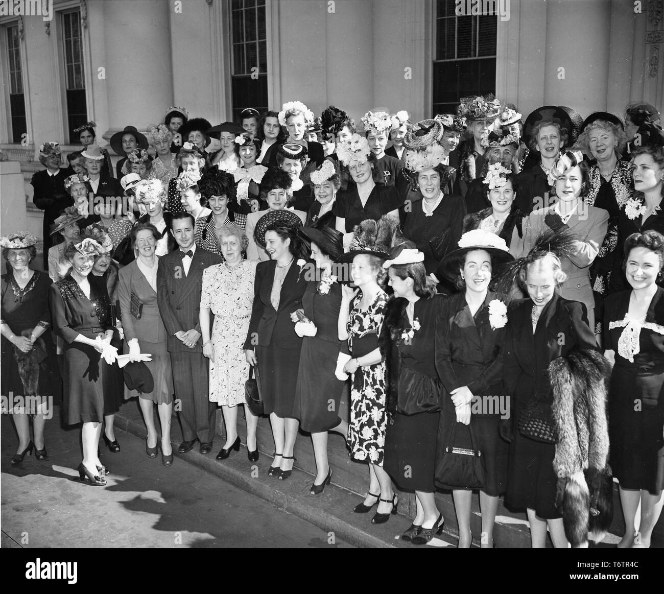 Il Professor Ramon Ramos e la First Lady Bess Truman stand con una folla di femmine della Casa Bianca i membri dello staff e le mogli di funzionari di governo, che ha partecipato a una classe di spagnolo presso la Casa Bianca di Washington, DC, 1950. Immagine cortesia archivi nazionali. () Foto Stock