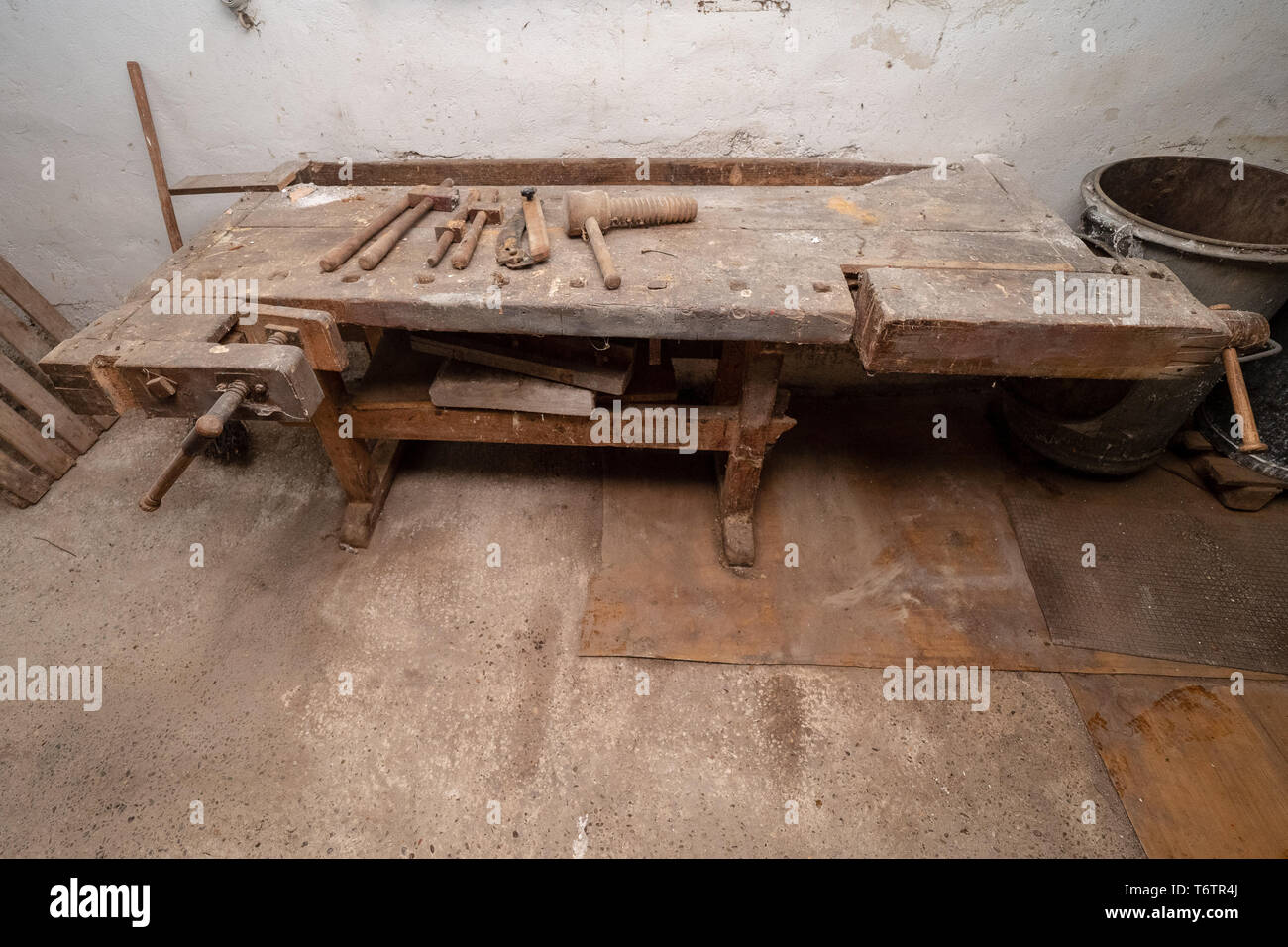 Tradizionale vecchio banco da lavoro di carpentiere nella sua officina nella regione alpina in Austria Foto Stock