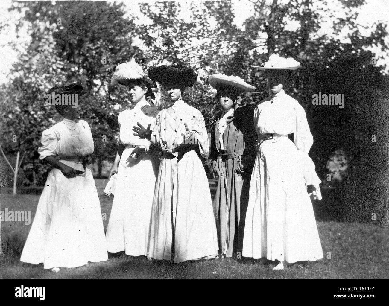 Cinque giovani donne che indossano abiti Eduardiana e cappelli, pongono insieme in un ambiente da giardino, compresa la futura First Lady Bess Truman nee Wallace (secondo da destra) probabilmente fotografato in Missouri, 1905. Immagine cortesia archivi nazionali. () Foto Stock