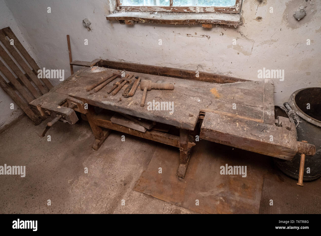 Tradizionale vecchio banco da lavoro di carpentiere nella sua officina nella regione alpina in Austria Foto Stock