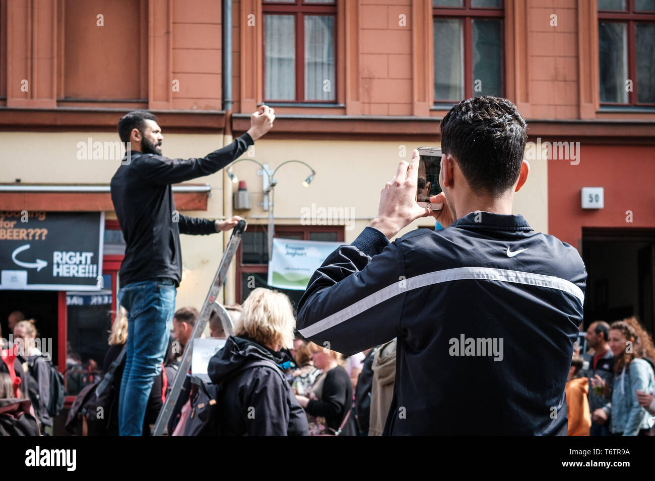 Berlino, Germania - 01 May 2019: le persone che la foto con il telefono cellulare sulla street parade il giorno della festa del lavoro a Berlino Foto Stock