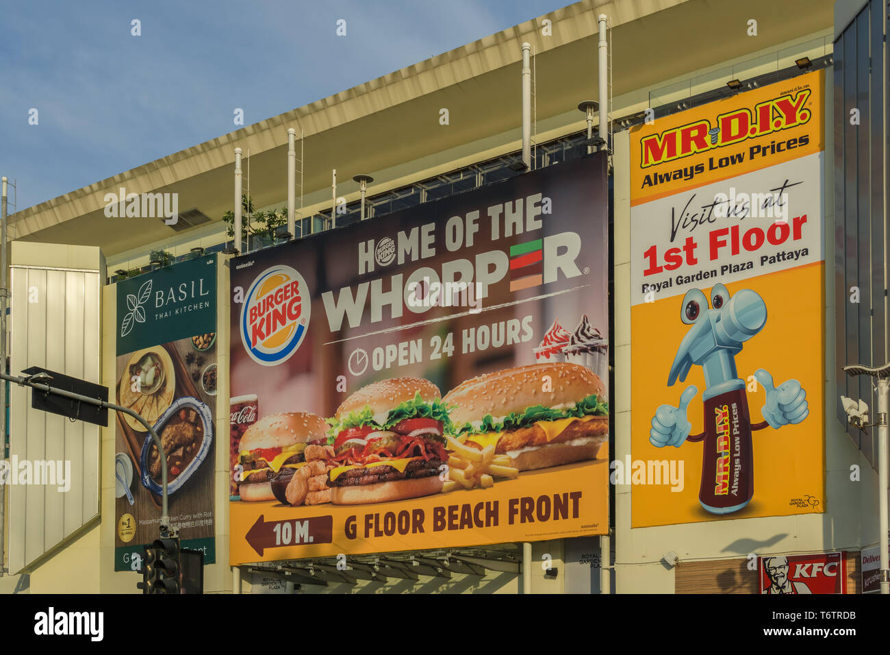 PATTAYA,THAILANDIA - Aprile 10,2019:Beachroad questo è la parte esterna del di medie dimensioni,vecchio shopping mall Royal Garden Plaza.it mostra gli annunci per il fast food ri Foto Stock