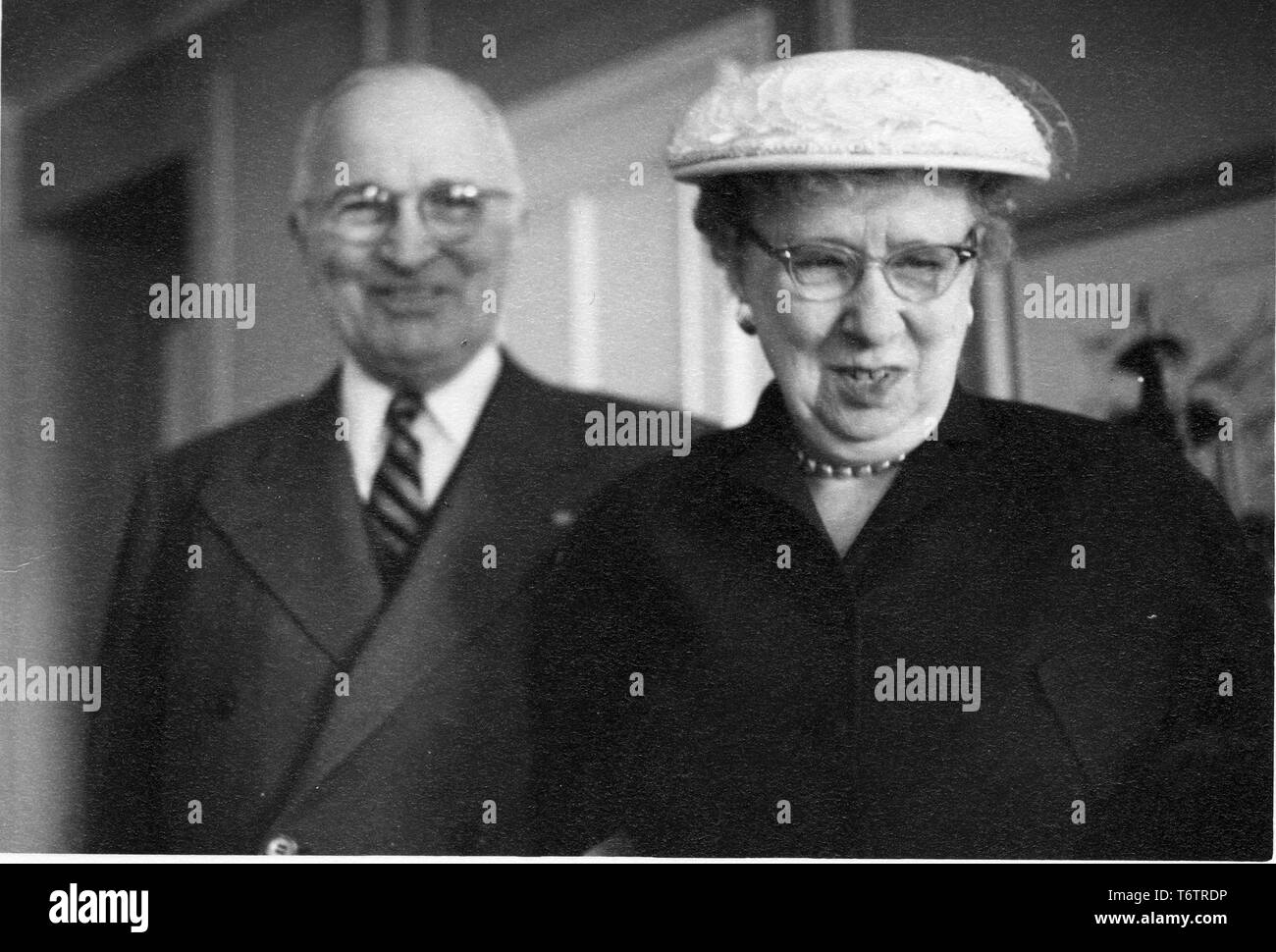 Il presidente americano Harry Truman e la First Lady Bess Truman, dal torace fino, rivolta verso la telecamera e sorridente, 1960. Immagine cortesia archivi nazionali. () Foto Stock
