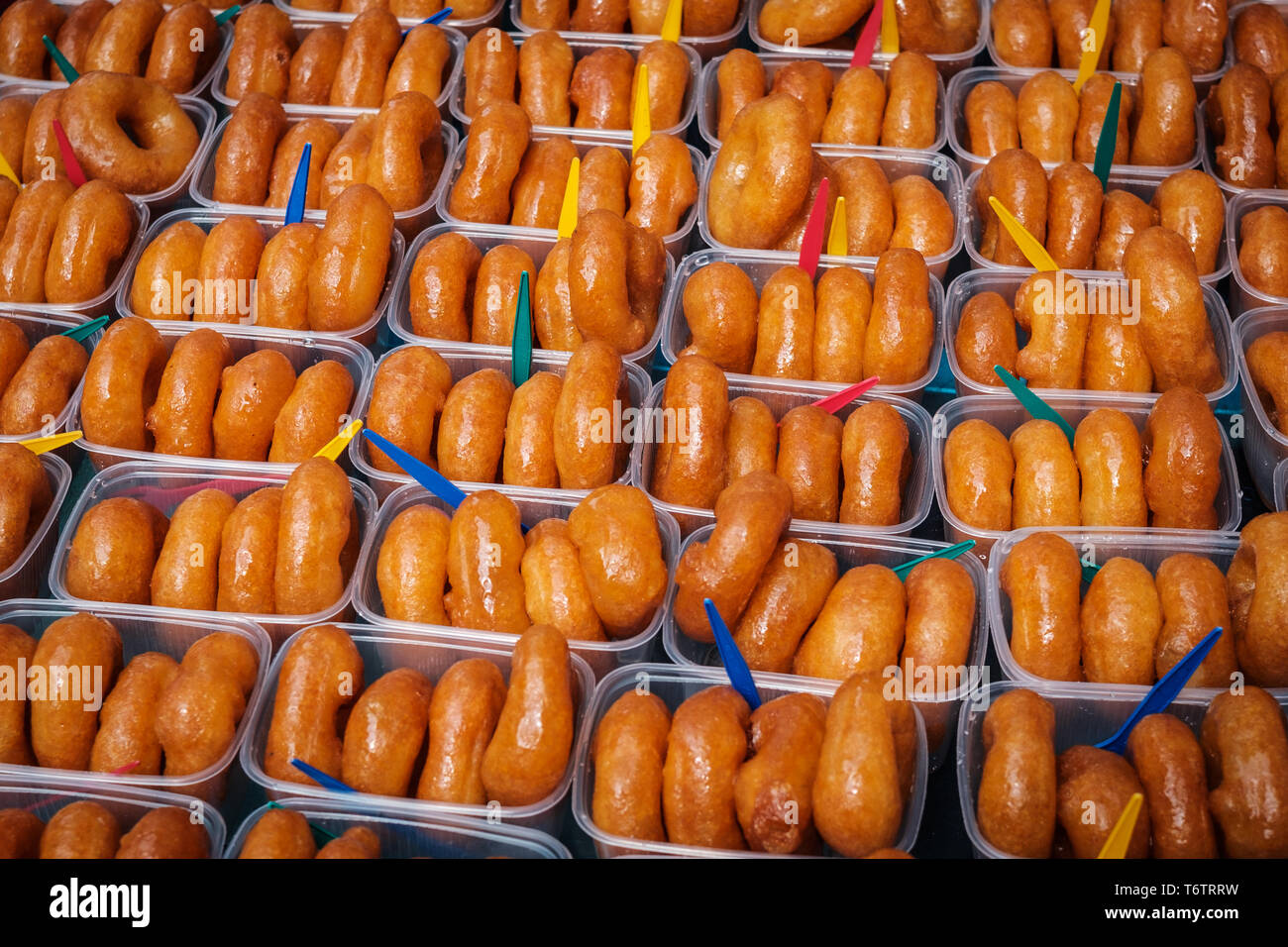 Ciambelle vetrata, pasticceria in scatole per la vendita Foto Stock