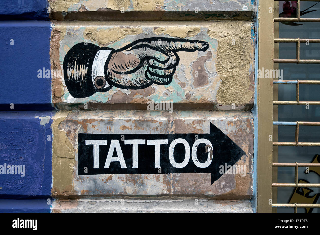 Segno dipinto sulla parete di un salotto tattoo di Edimburgo, Scozia, Regno Unito. Foto Stock