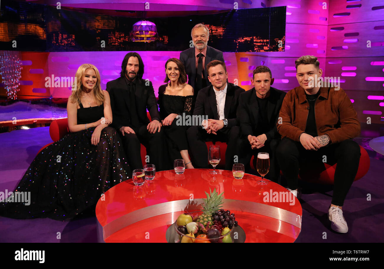 Host Graham Norton con (seduti da sinistra a destra) Kylie Minogue, Keanu Reeves, Suranne Jones, Taron Egerton, Jamie Bell e Michael riso durante le riprese per il Graham Norton Show alla BBC Studioworks 6 Centro Televisivo, Wood Lane, Londra, per essere messo in onda su BBC One il venerdì sera. Foto Stock