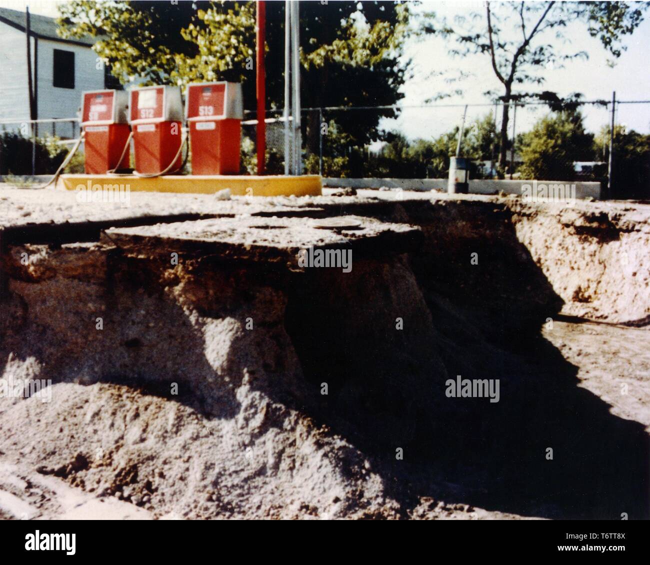 Close-up di una trincea di scavo per rimuovere il mulino di uranio dal recupero di un Salt Lake County stazione dei vigili del fuoco, Salt Lake City, Utah, 1975. Immagine cortesia del Dipartimento Americano di Energia. () Foto Stock