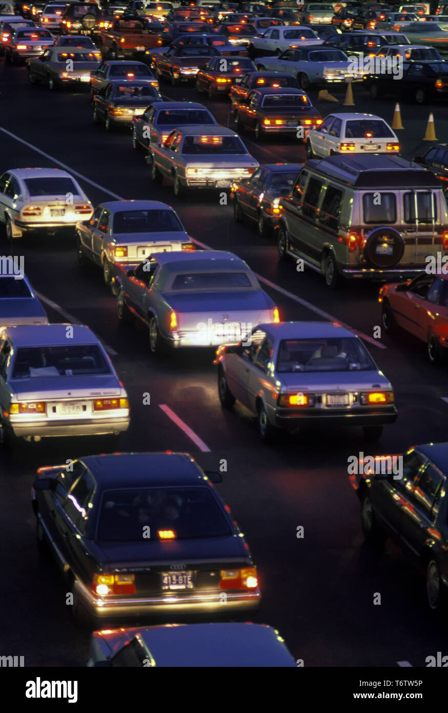 1988 automobili storiche in attesa in linee a pedaggio Plaza George Washington Bridge NEW JERSEY USA Foto Stock