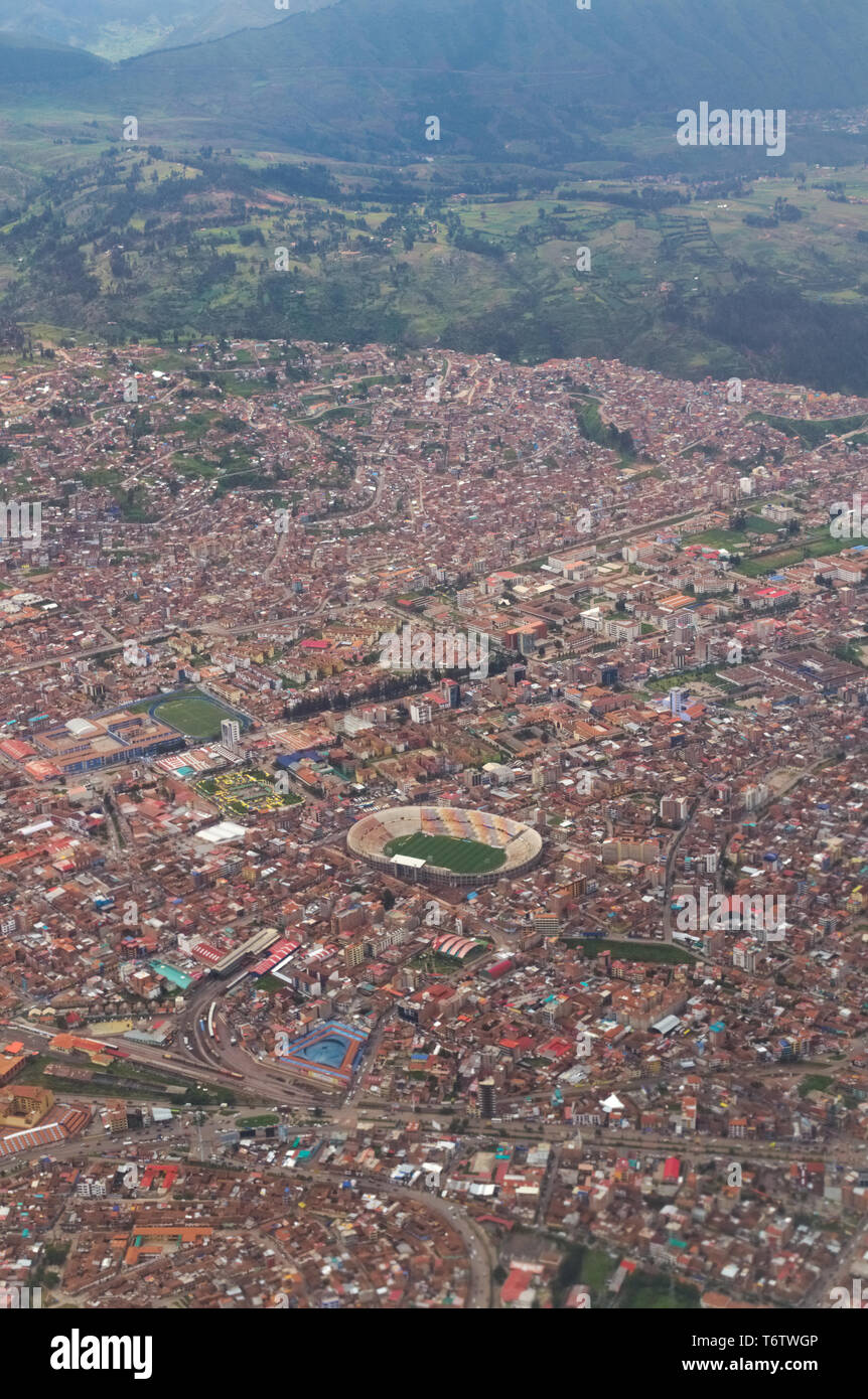 Vista aerea del Cusco, Perù. Lo stadio di calcio è visibile al centro del telaio. Foto Stock