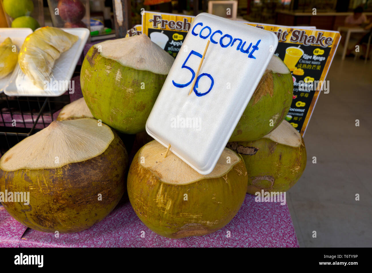 Noci di cocco, Patong, isola di Phuket, Tailandia Foto Stock