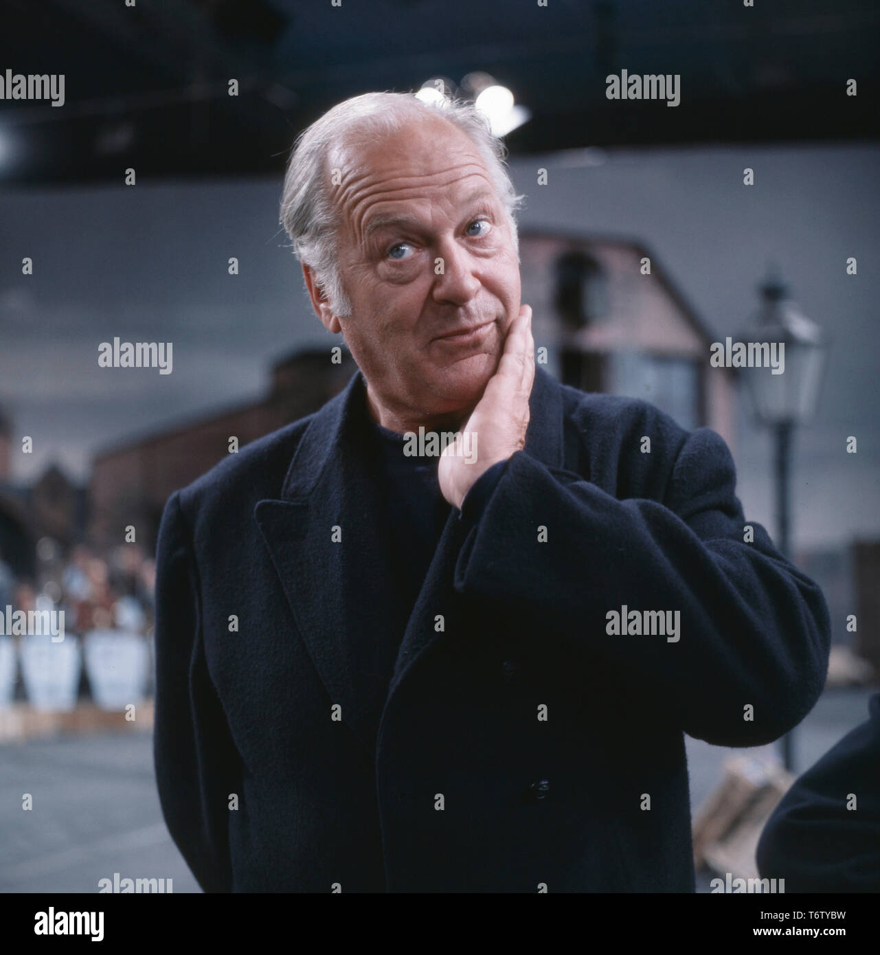 Der deutsch-österreichische Bühnen- und Filmschauspieler Curd Jürgens posiert für Porträtaufnahmen während Dreharbeiten, 1970er. La fase di austro-tedesca e attore di cinema Curd Jürgens pone per ritratti durante alcune riprese, 1970s Foto Stock