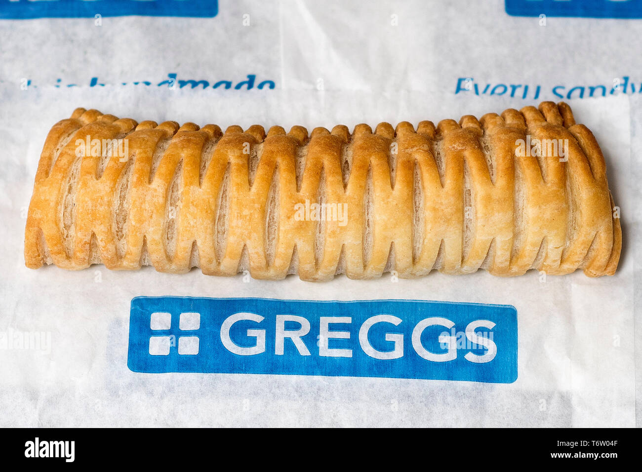 Greggs vegano rotolo di salsiccia presso una filiale in Warwick Warwickshire, Regno Unito il 2 maggio 2019. Foto Stock