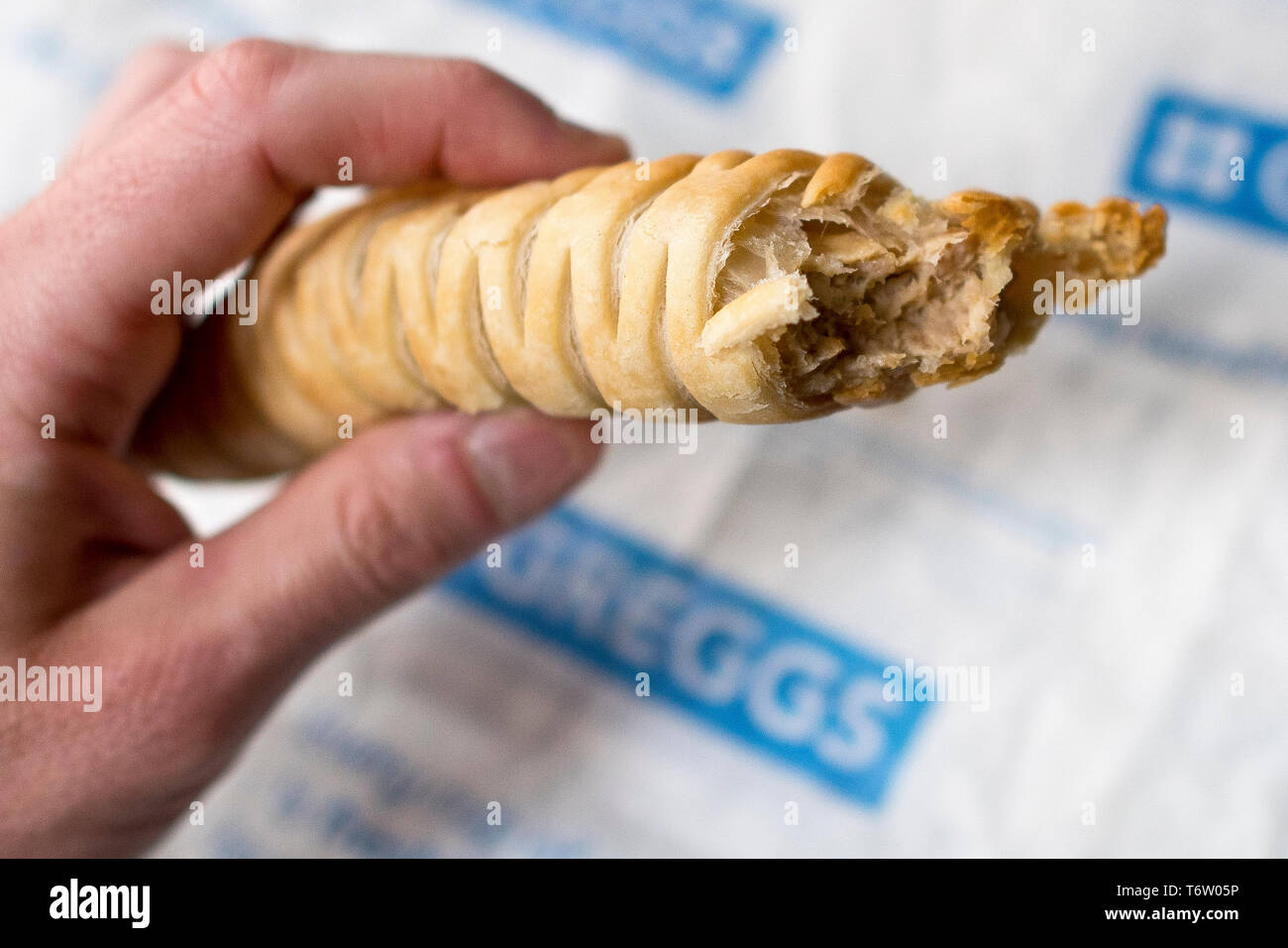 Greggs vegano rotolo di salsiccia presso una filiale in Warwick Warwickshire, Regno Unito il 2 maggio 2019. Foto Stock