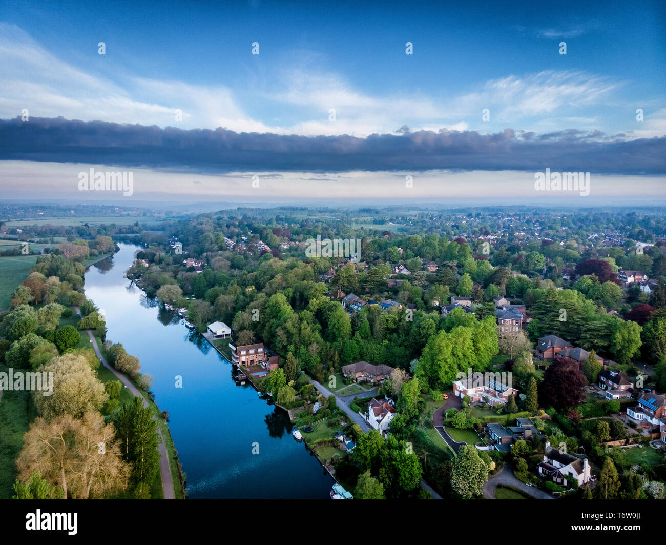 Fotografia aerea di Reading, Berkshire, Regno Unito, prese a sunrise, tra cui il fiume Tamigi. Mostra Caversham e la campagna circostante guardando ad ovest Foto Stock