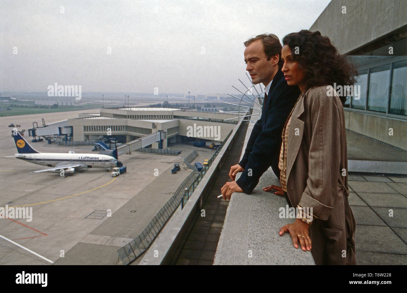 Duett a Bonn, Fernsehserie, Deutschland 1987, Folge 'Dcome Tor zur Glückseligkeit', Darsteller: Heiner Lauterbach, Karin Boyd Foto Stock