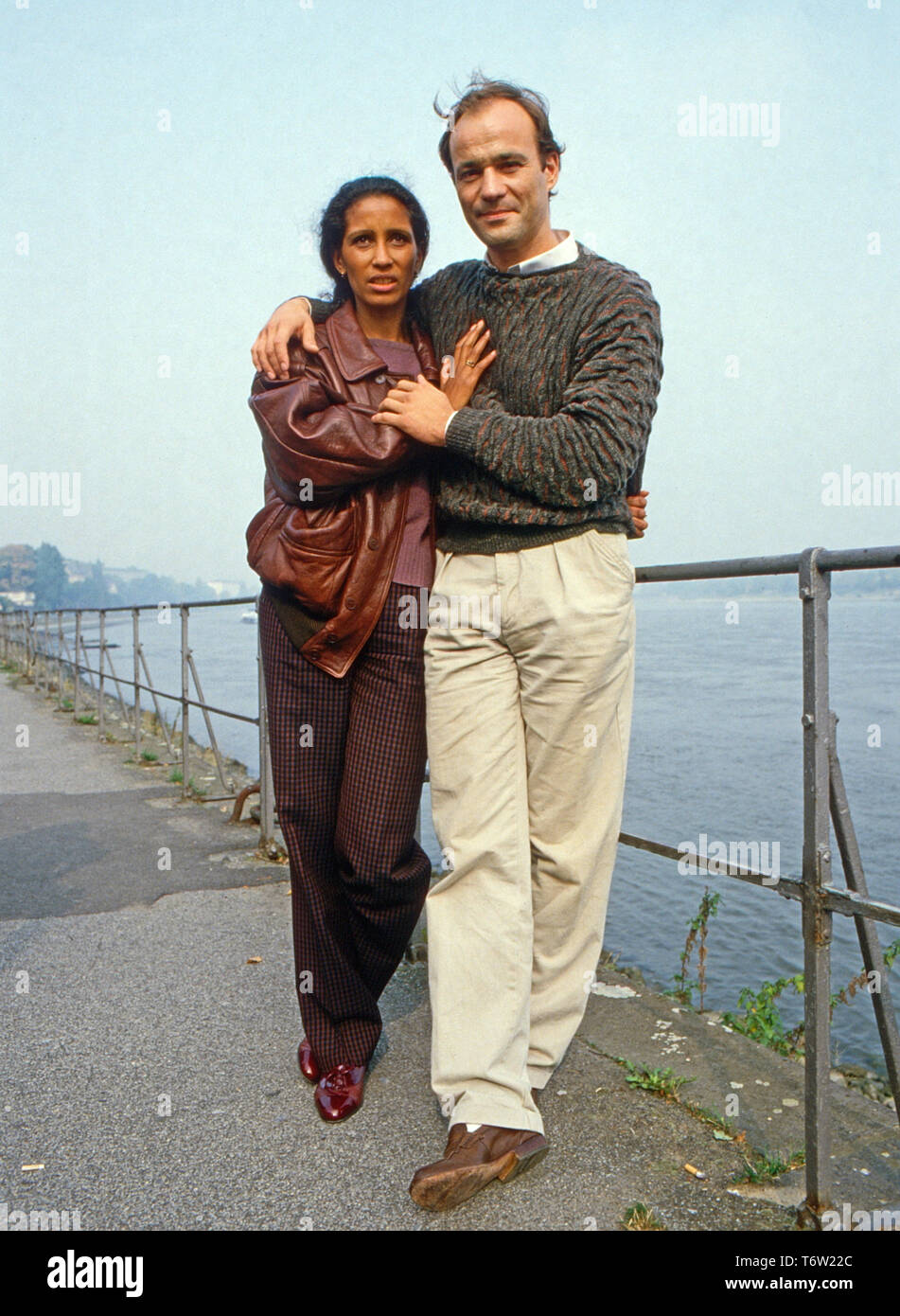 Duett a Bonn, Fernsehserie, Deutschland 1987, Folge 'Dcome Tor zur Glückseligkeit', Darsteller: Karin Boyd, Heiner Lauterbach Foto Stock