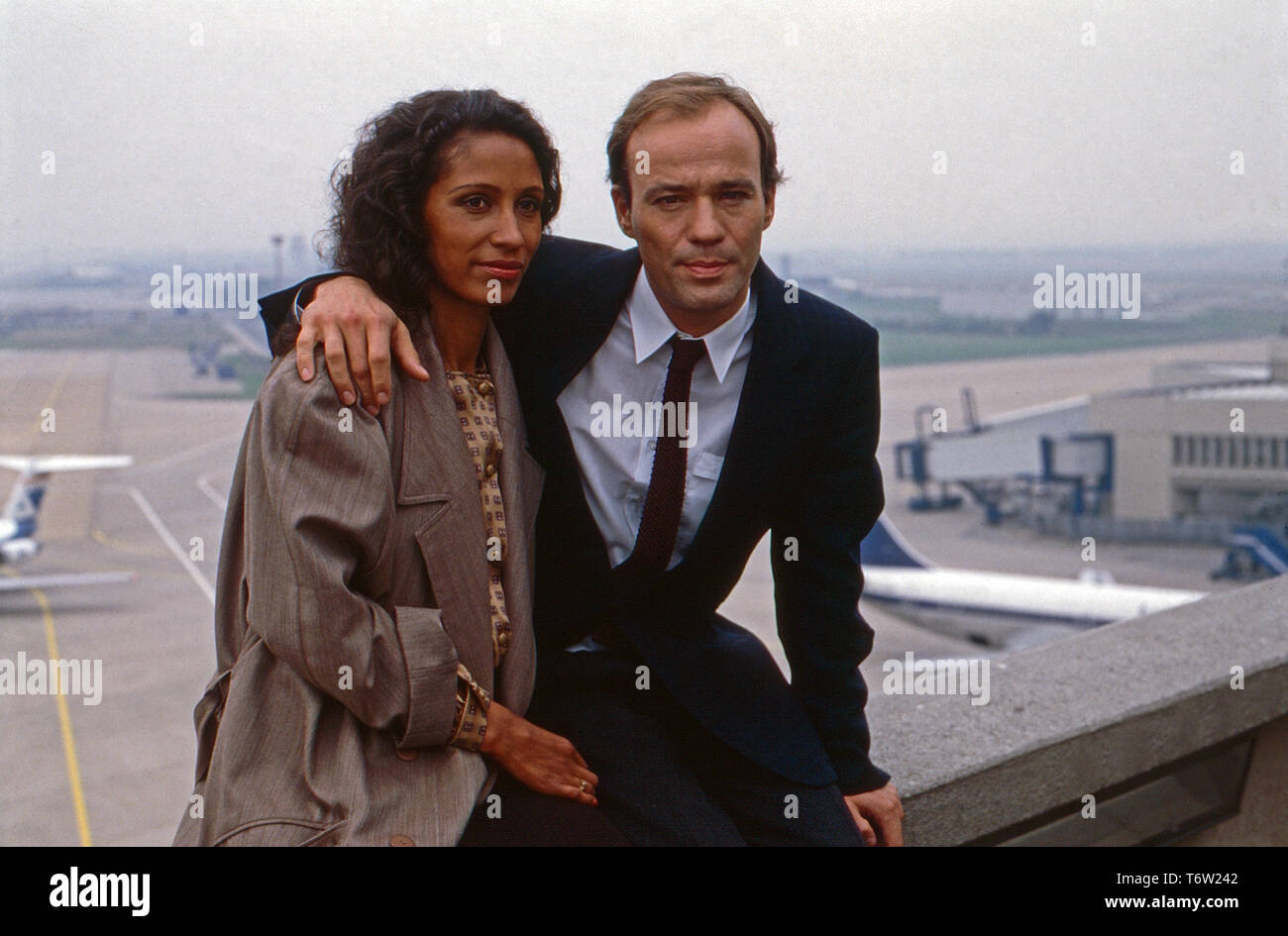 Duett a Bonn, Fernsehserie, Deutschland 1987, Folge 'Dcome Tor zur Glückseligkeit', Darsteller: Karin Boyd, Heiner Lauterbach Foto Stock