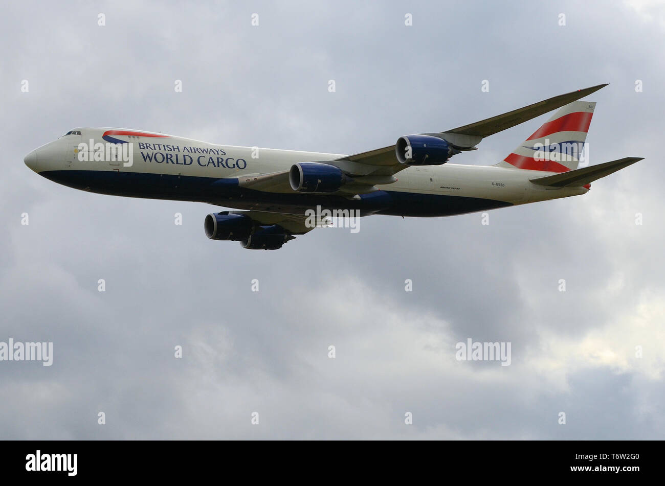 British Airways World Cargo Global Supply Systems Boeing 747 87UF aereo cargo jet. Jumbo Jet progettato per il trasporto merci. 787-8F. Volare Foto Stock