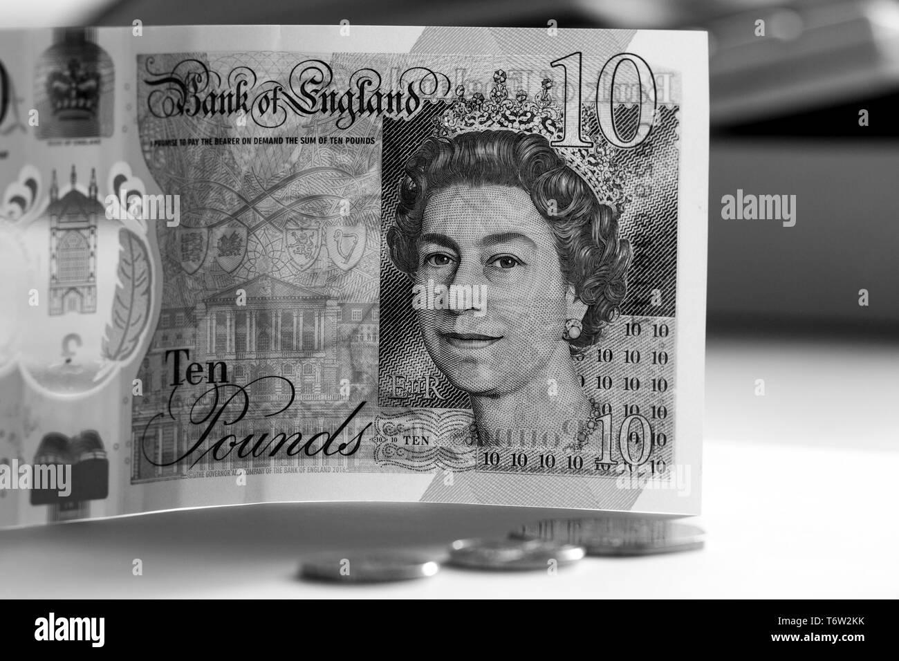 Close-up foto di un pezzo di nuovo £10 di banconote e di monete obolo. Dieci sterline ritratto con la regina Elisabetta II Foto Stock