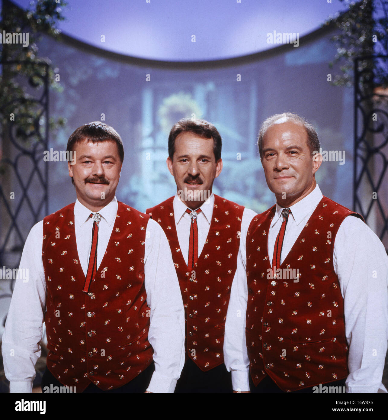 Schwarzwälder Kuhglocken Trio bei einem Fernsehauftritt, Deutschland ca. 1980er Jahre. Foto Stock