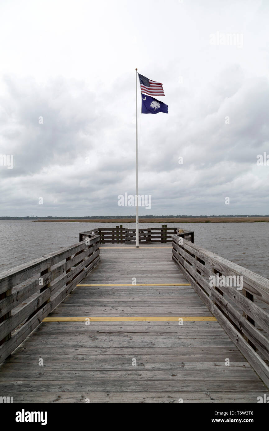 Le bandiere degli Stati Uniti d America e in Carolina del Sud a volare su un pennone. Stelle e Strisce vola al di sopra della Carolina del Sud lo Stato di bandiera, WH Foto Stock