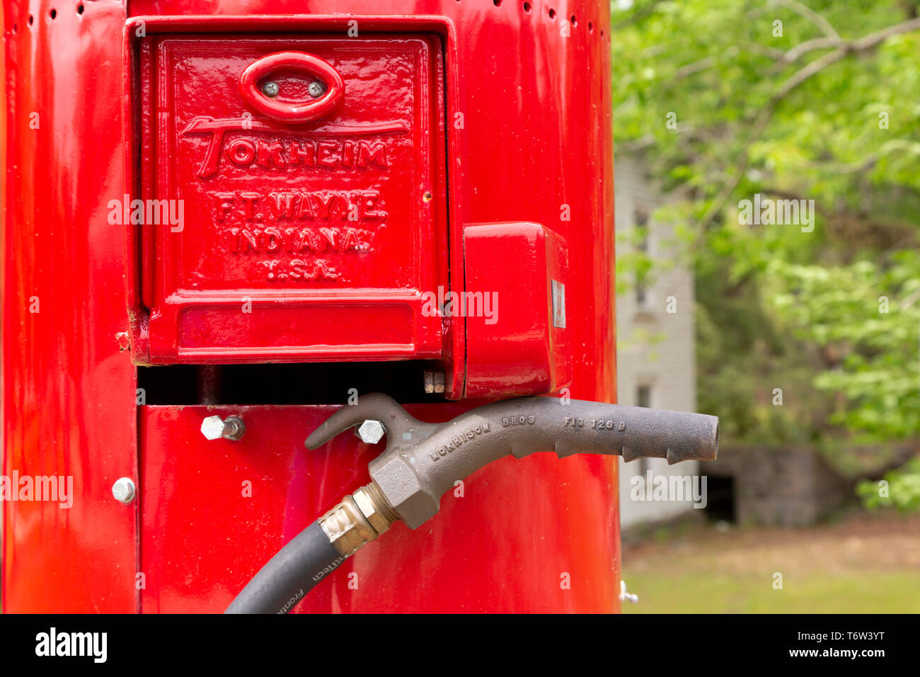 Un vintage pompa benzina in Carolina del Sud, Stati Uniti d'America. L'ugello pende dal rosso di metallo della pompa. Foto Stock