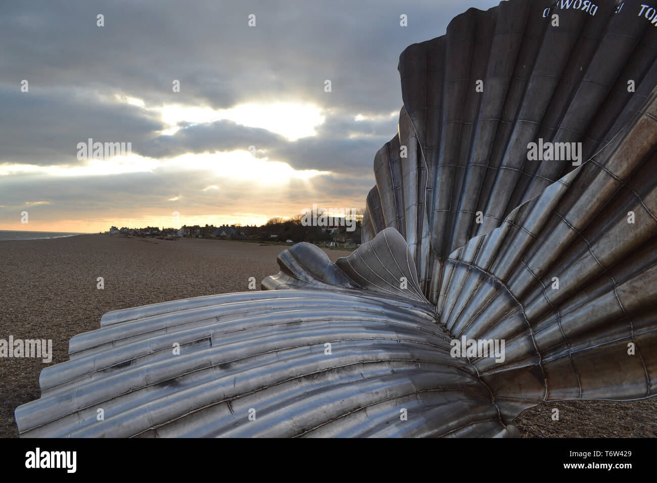 Tramonto sulla spiaggia di ciottoli, Aldeburgh, Suffolk, Regno Unito Foto Stock