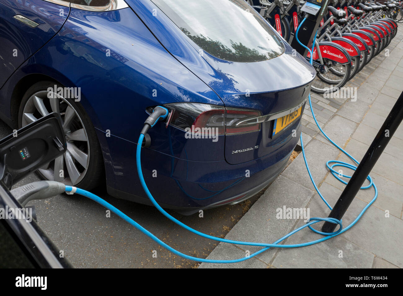 Un blu modello Tesla S auto consente di ricaricare le batterie da una strada punto di ricarica forniti dalla pay-per-l'uso Rete Polare da un Elektrobay punto di carica in Trafalgar Square, il 29 aprile 2019, a Londra, in Inghilterra. Foto Stock