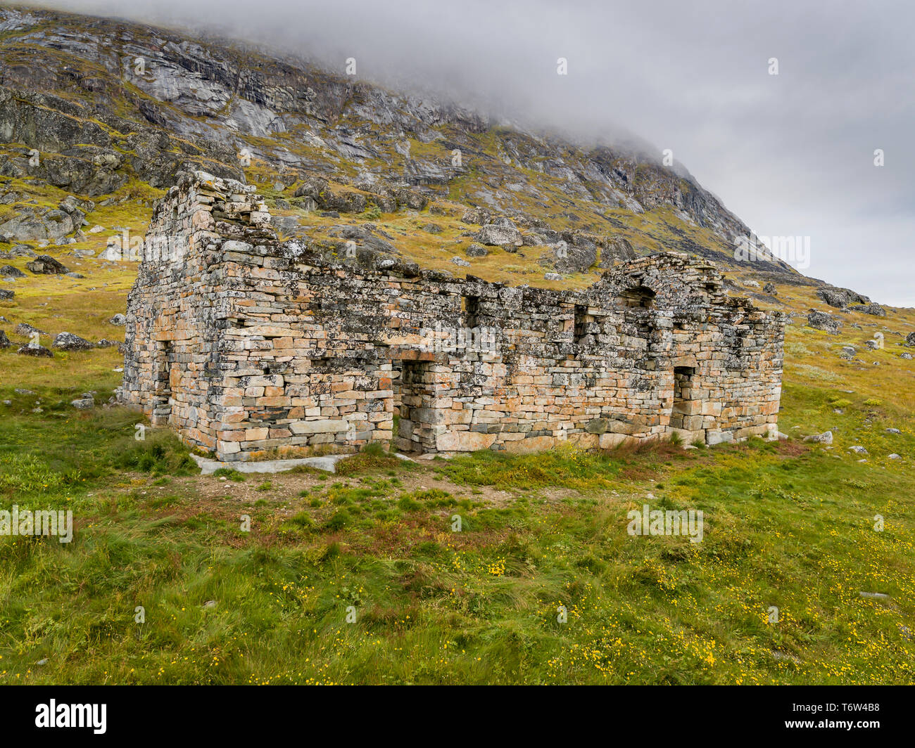 Le rovine della chiesa di Hvalsey - abbandonato groenlandese Norse insediamento di Hvalsey (ora moderno-giorno Qaqortoq). Foto Stock