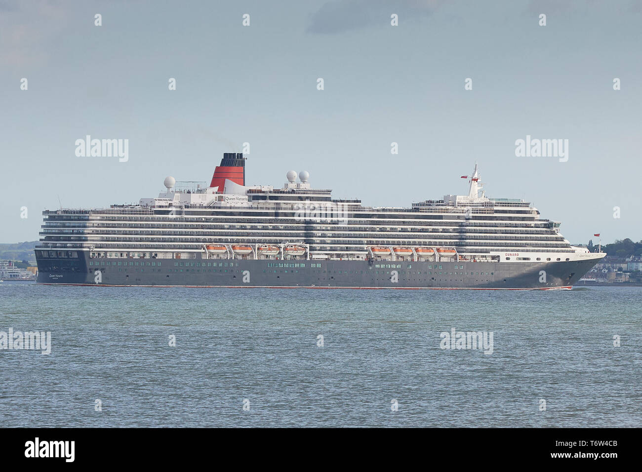 Il Gigante, Cunard Line, MS Queen Victoria, in corso nelle acque profonde canale, come ella vele al di fuori del Southampton per Amburgo. Il 28 aprile 2019. Foto Stock