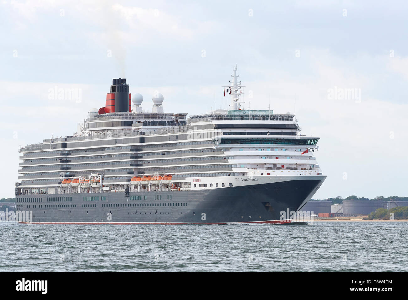 The Majestic, Cunard Line, REGINA della MS VICTORIA, passando Calshot Spit, mentre lei naviga da Southampton, Regno Unito, per Amburgo, Germania. 28 aprile 2019. Foto Stock