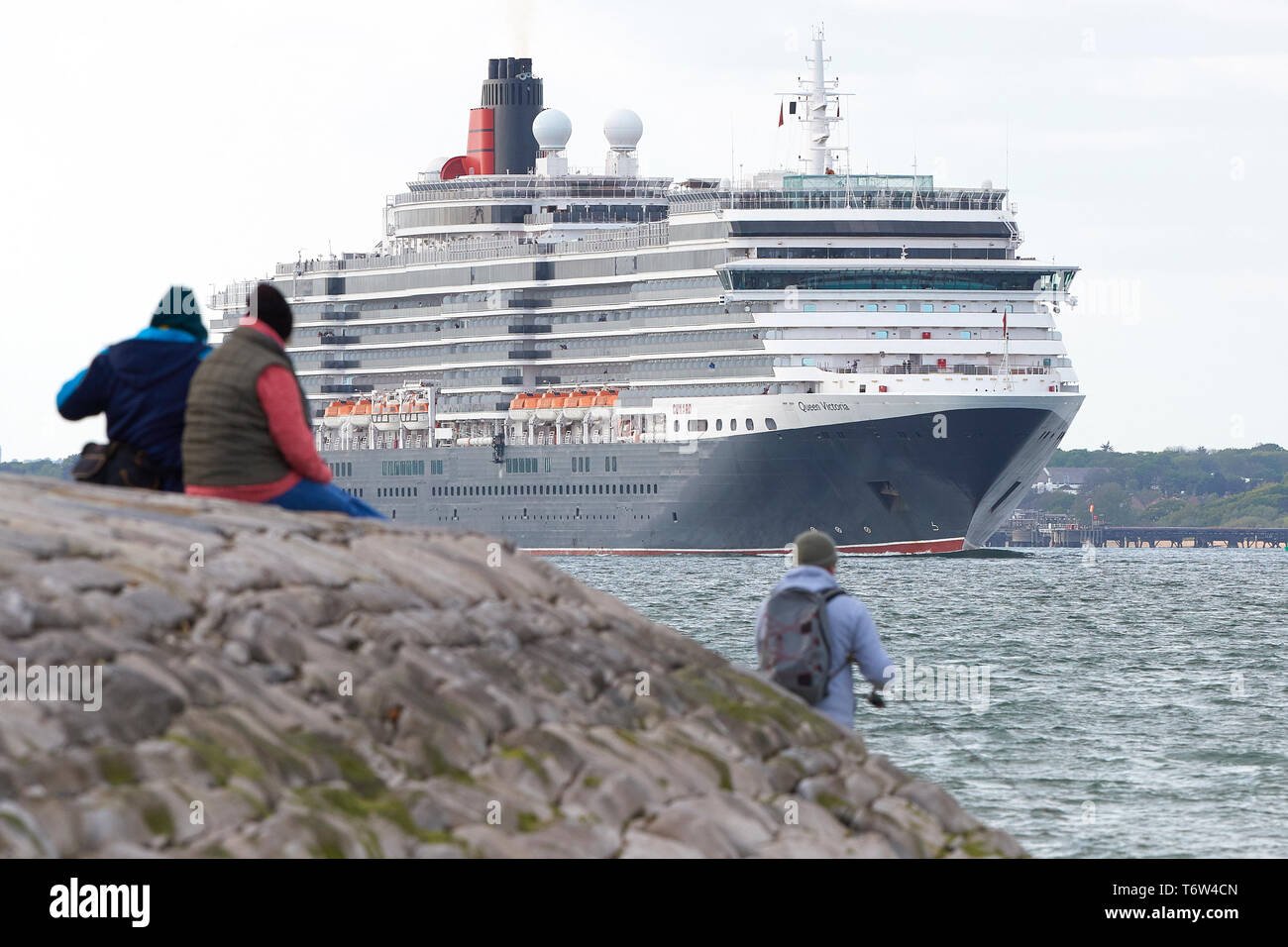 Well Wishers Guarda la Giant, Cunard Cruise Ship, la REGINA Victoria, da Calshot Spit, mentre lei naviga da Southampton per Amburgo. 28 aprile 2019. Foto Stock