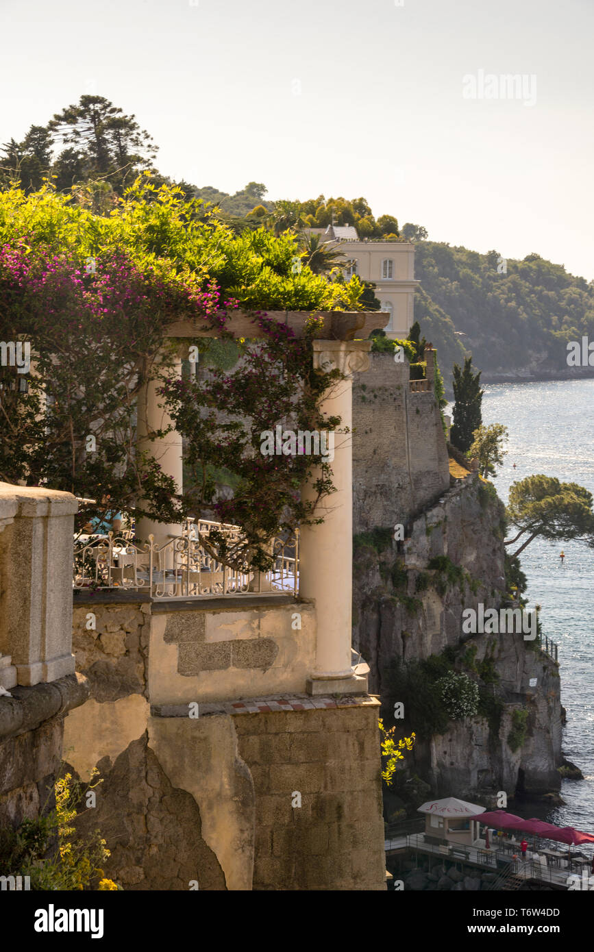 Pergola si affaccia sul Golfo di Napoli a Sorrento, Italia. Foto Stock