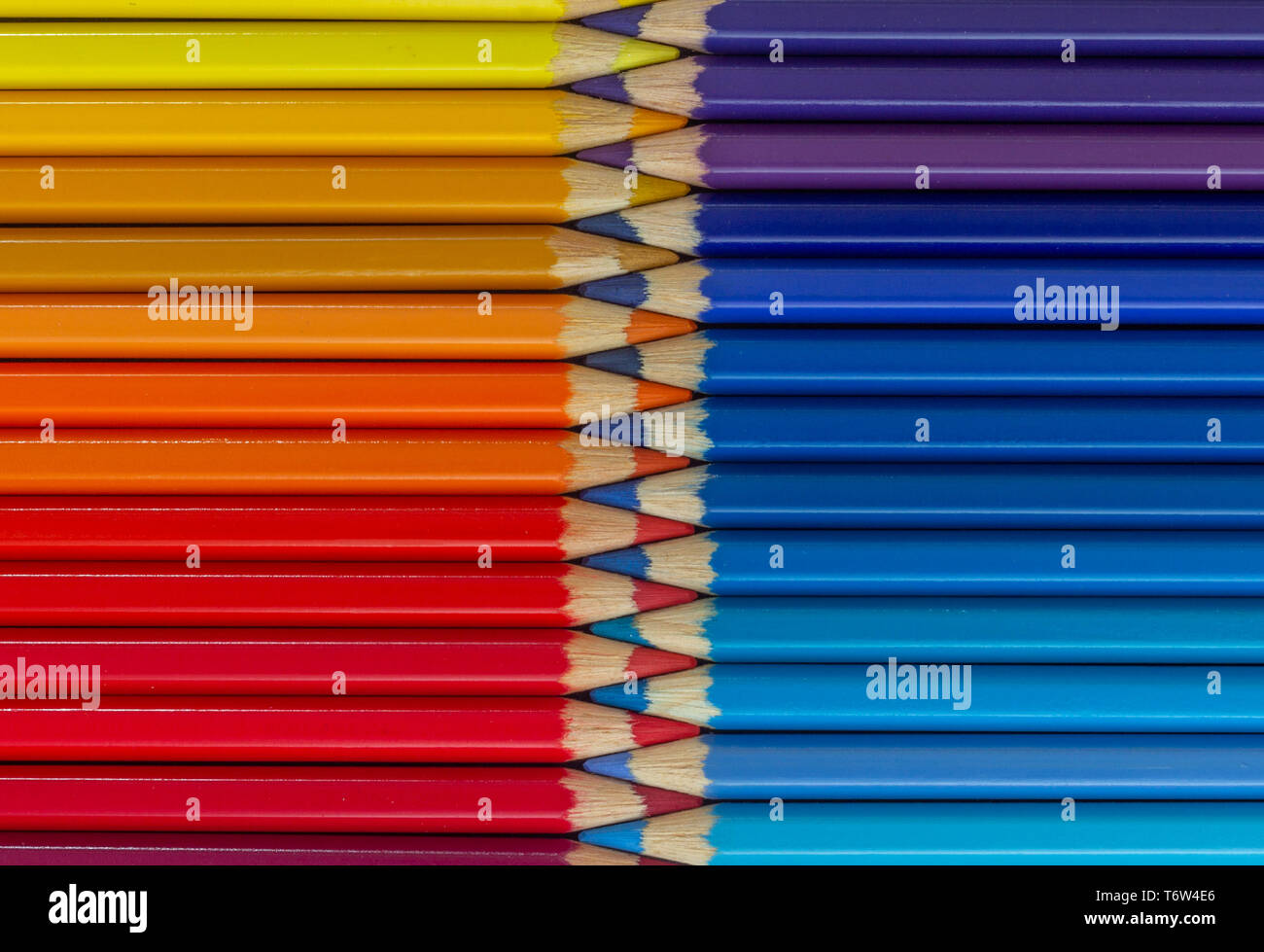 Set di pastello colorato matite in fila multi colore in forma di ZIP chiuso Foto Stock