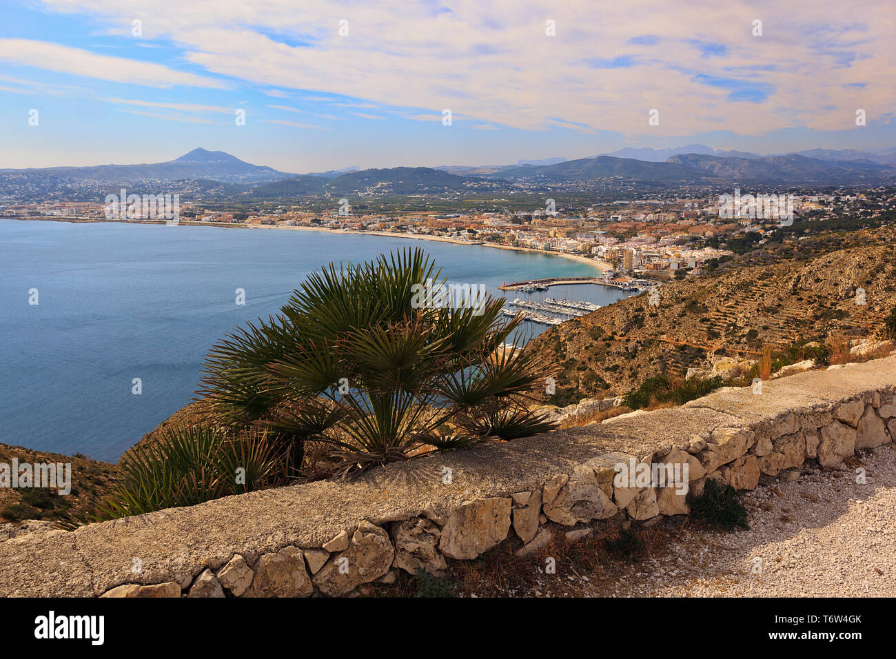 La città e il porto di Jåvia visti fron Cap Sant Antoni sulla Costa Blanca, Spagna Foto Stock