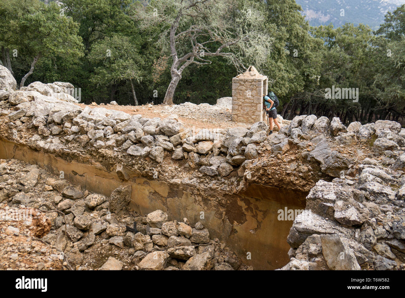 Sulla GR 221. Il lungo percorso di distanza sopra la Serra de Tramuntana, chiamato anche in pietra a secco, rotta in West-Mallorca, Spagna Foto Stock