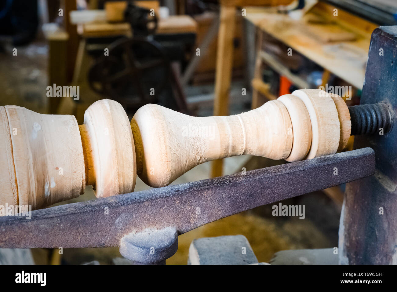 Tornire con i tradizionali strumenti per la lavorazione del legno nelle officine di Combe Mill, Oxfordshire. Foto Stock