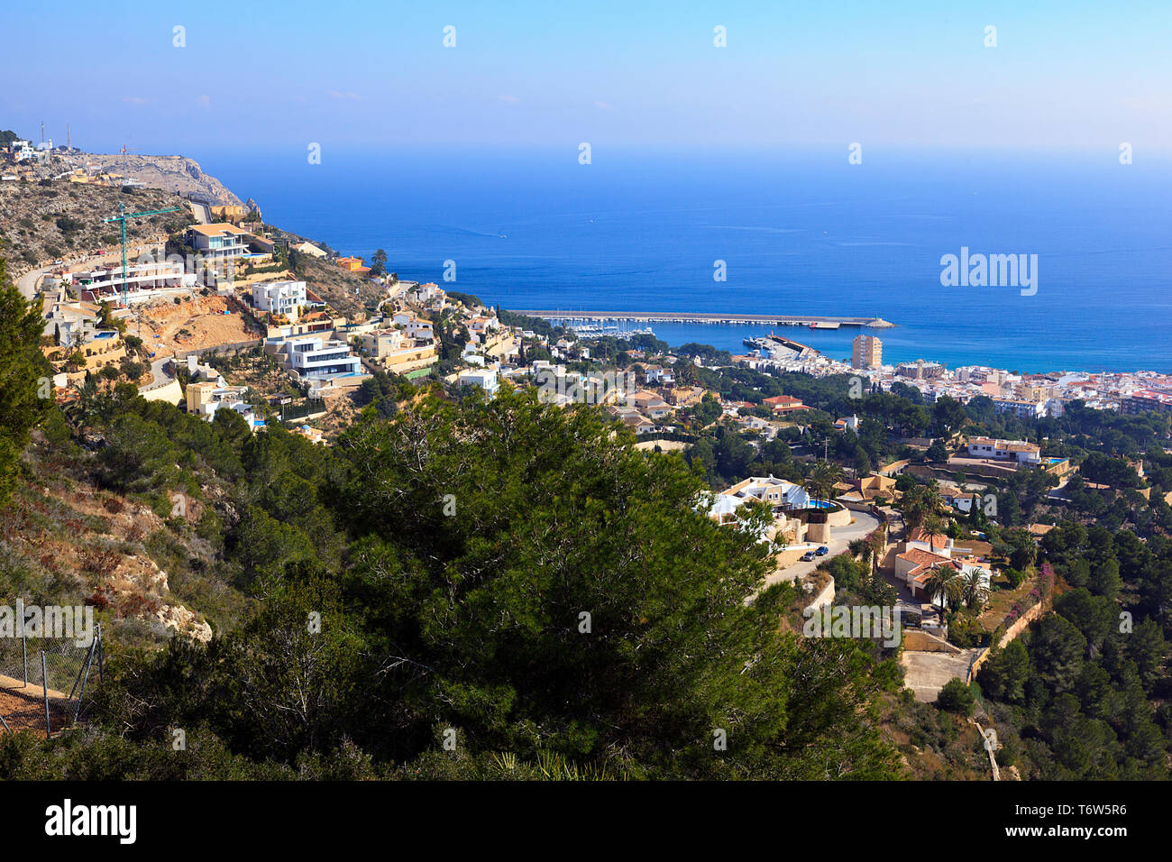 Vista dalla Hieghts di La Plana affacciato Javea città e porto della Costa Blanca, Spagna Foto Stock