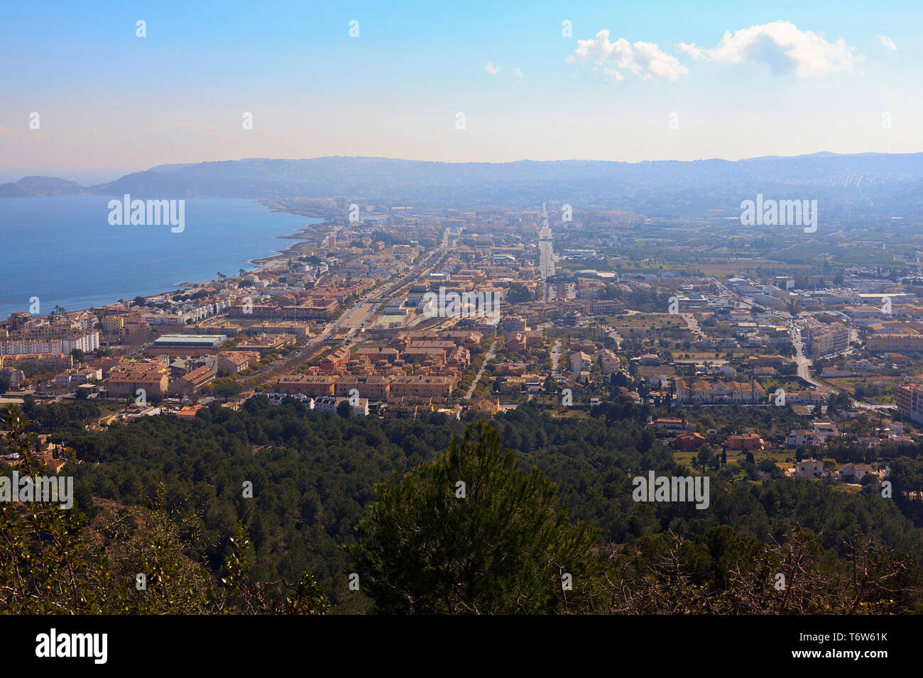 Vista nebbiosa dal Hieghts di La Plana affacciato sulla città di Javea in Costa Blanca, Spagna Foto Stock