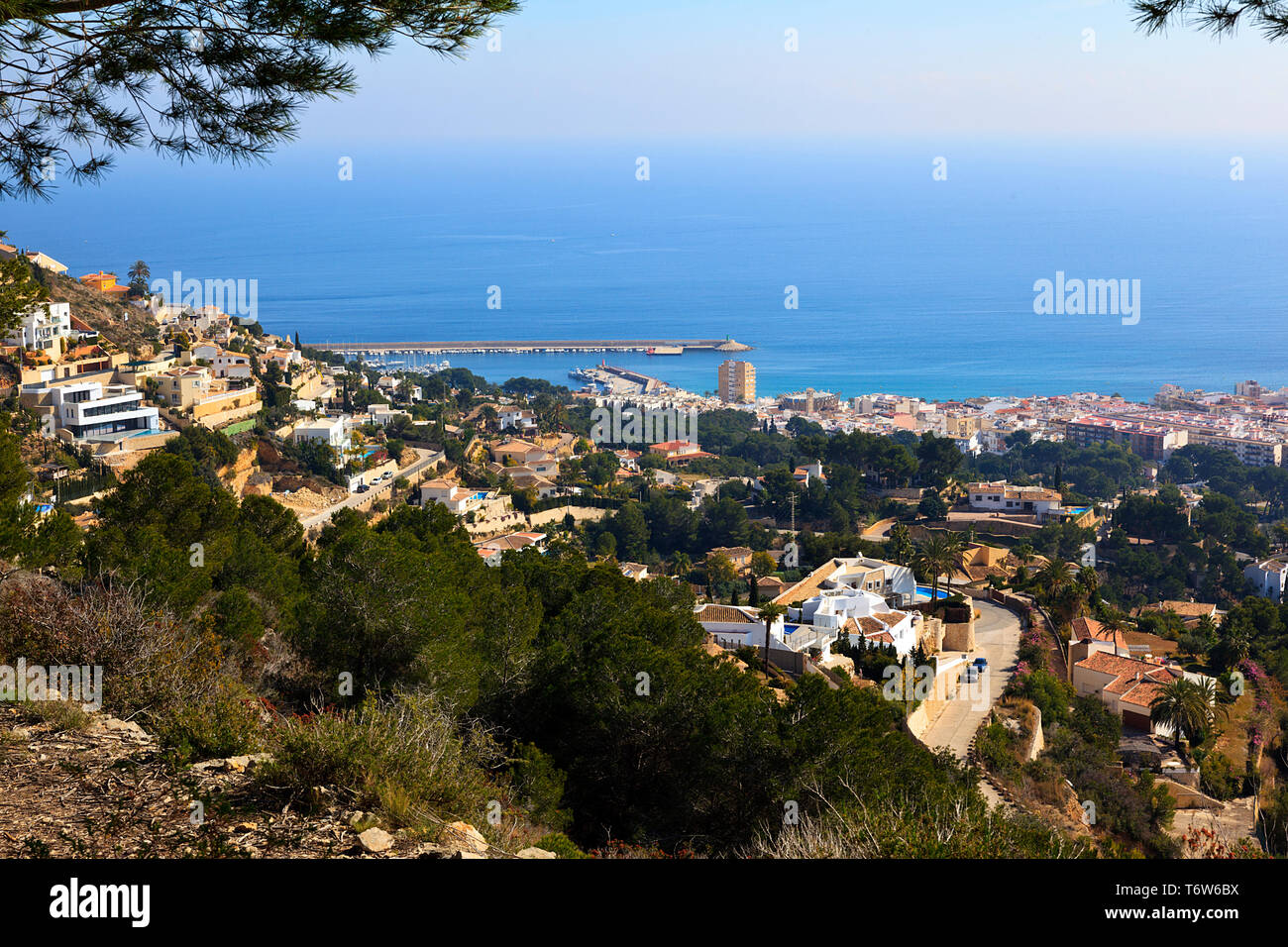 Vista da th Hieghts di La Plana affacciato Javea città e porto della Costa Blanca, Spagna Foto Stock